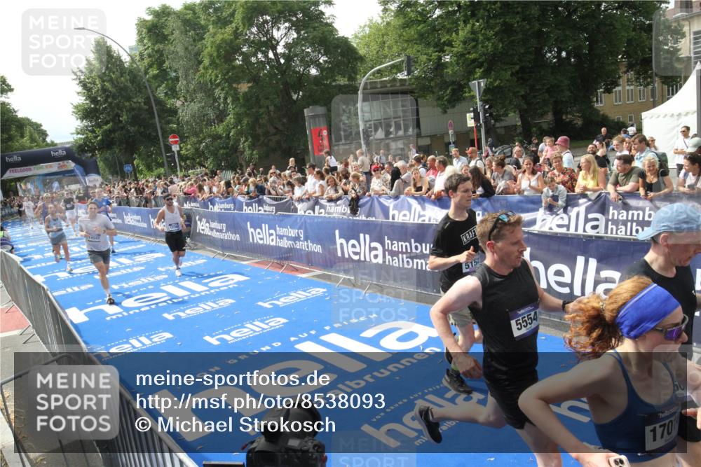 29.06.2025 - hella hamburg halbmarathon Michael Strokosch http://msf.ph/oto/8538093 29.06.2025 10:34:49 Ziel  meine-sportfotos.de