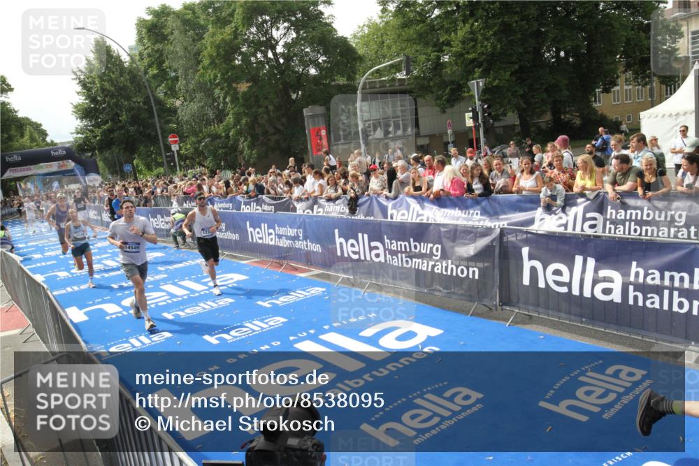 29.06.2025 - hella hamburg halbmarathon Michael Strokosch http://msf.ph/oto/8538095 29.06.2025 10:34:50 Ziel  meine-sportfotos.de