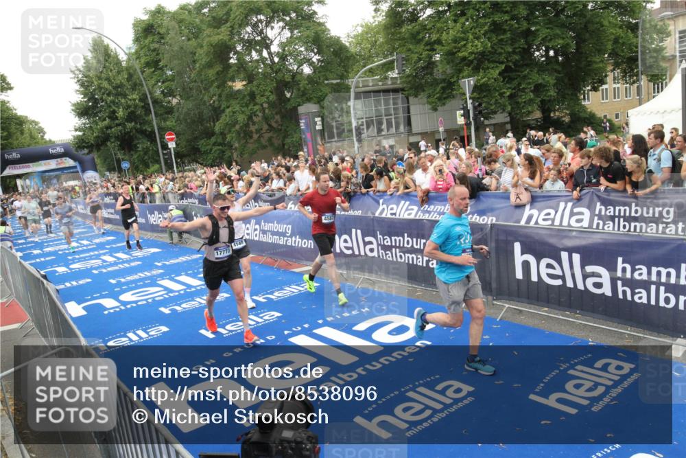 29.06.2025 - hella hamburg halbmarathon Michael Strokosch http://msf.ph/oto/8538096 29.06.2025 10:52:27 Ziel  meine-sportfotos.de
