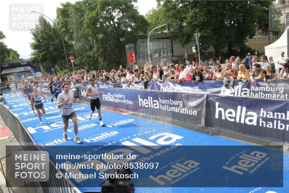 29.06.2025 - hella hamburg halbmarathon Michael Strokosch http://msf.ph/oto/8538097 29.06.2025 10:34:50 Ziel  meine-sportfotos.de