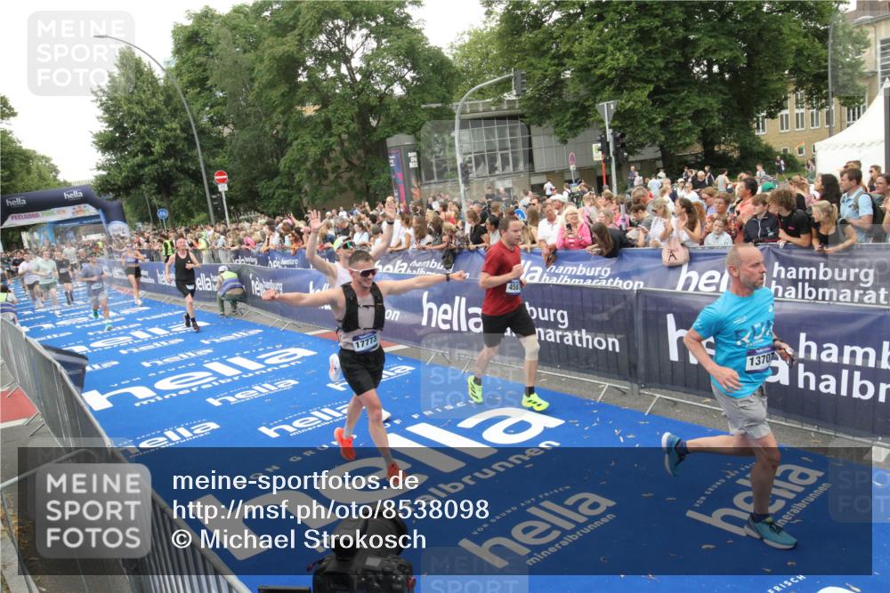 29.06.2025 - hella hamburg halbmarathon Michael Strokosch http://msf.ph/oto/8538098 29.06.2025 10:52:27 Ziel  meine-sportfotos.de