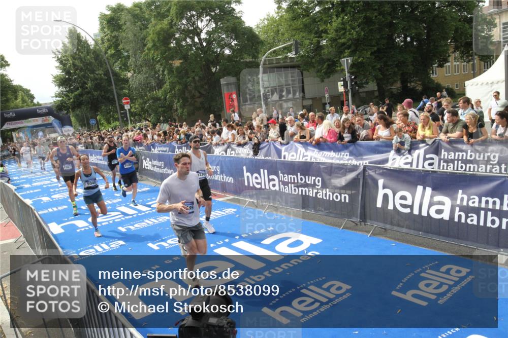 29.06.2025 - hella hamburg halbmarathon Michael Strokosch http://msf.ph/oto/8538099 29.06.2025 10:34:51 Ziel  meine-sportfotos.de