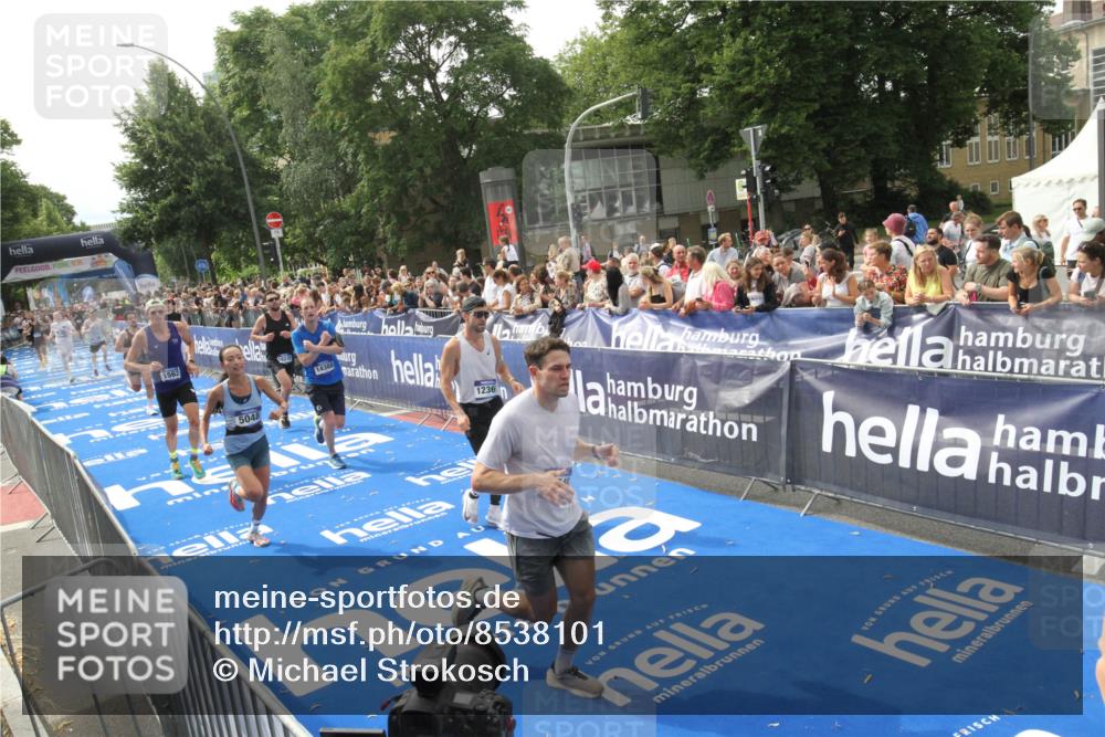 29.06.2025 - hella hamburg halbmarathon Michael Strokosch http://msf.ph/oto/8538101 29.06.2025 10:34:51 Ziel  meine-sportfotos.de