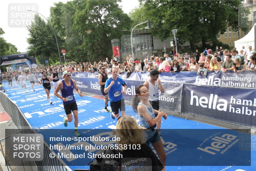 29.06.2025 - hella hamburg halbmarathon Michael Strokosch http://msf.ph/oto/8538103 29.06.2025 10:34:52 Ziel  meine-sportfotos.de