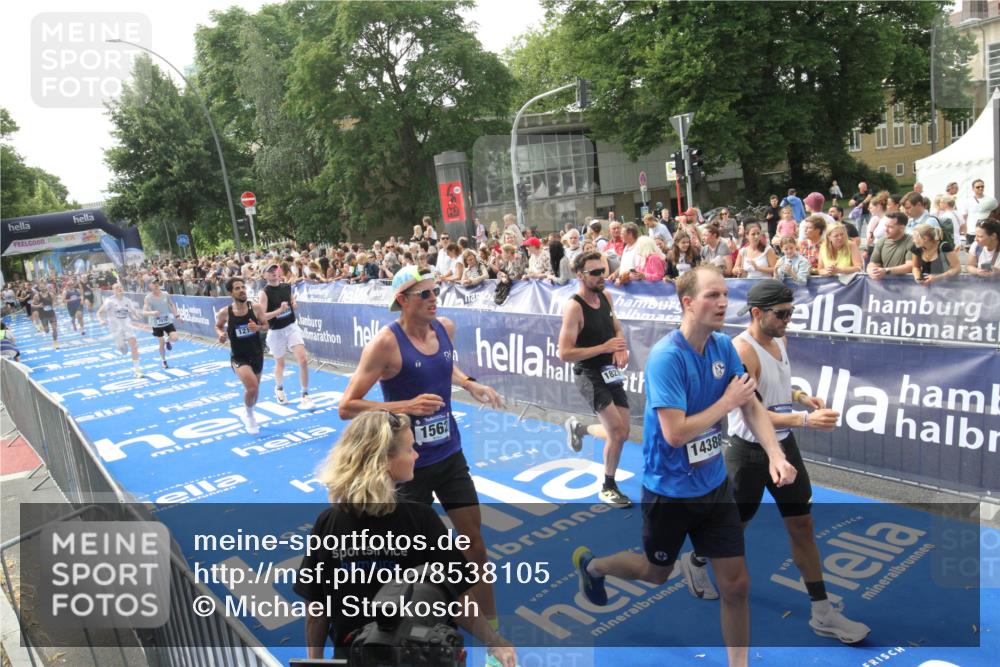 29.06.2025 - hella hamburg halbmarathon Michael Strokosch http://msf.ph/oto/8538105 29.06.2025 10:34:53 Ziel  meine-sportfotos.de