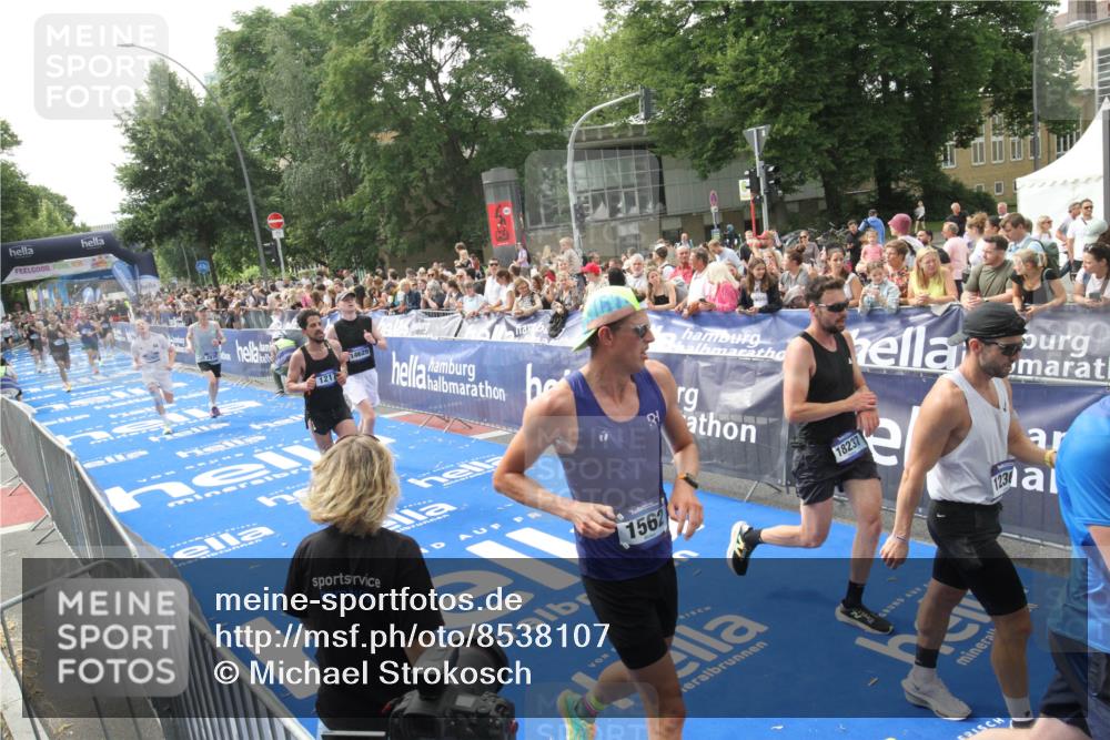 29.06.2025 - hella hamburg halbmarathon Michael Strokosch http://msf.ph/oto/8538107 29.06.2025 10:34:53 Ziel  meine-sportfotos.de