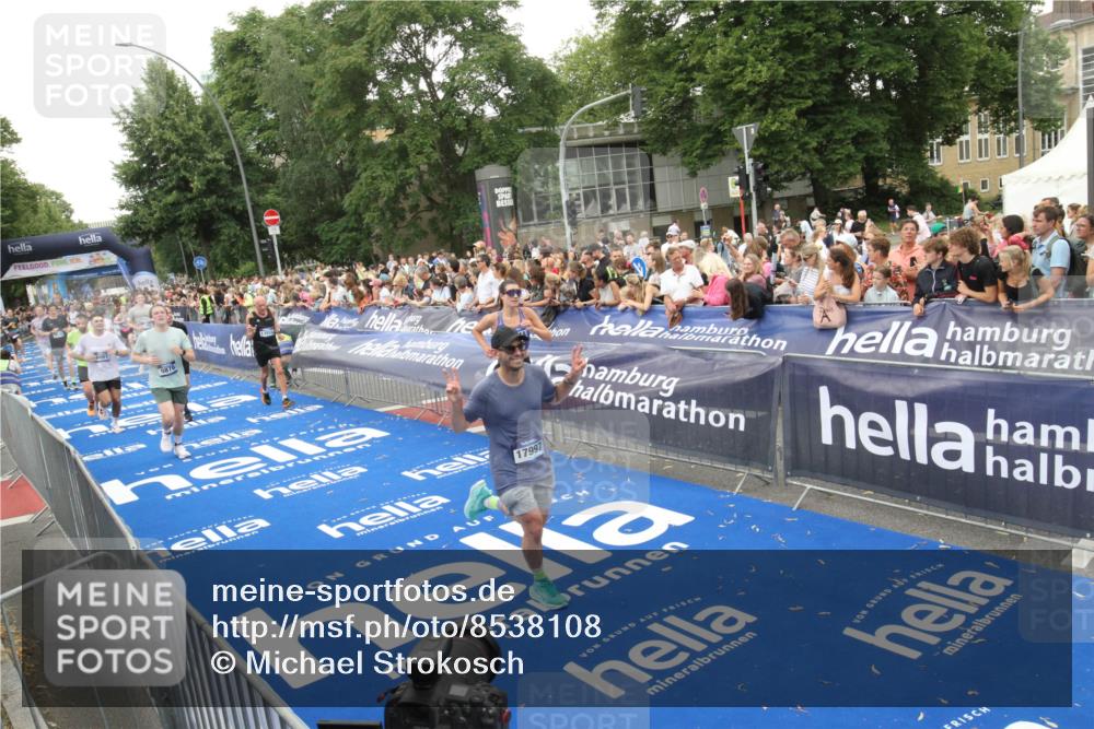 29.06.2025 - hella hamburg halbmarathon Michael Strokosch http://msf.ph/oto/8538108 29.06.2025 10:52:30 Ziel  meine-sportfotos.de