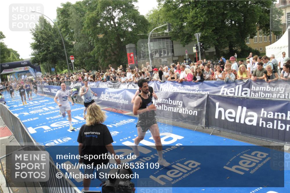 29.06.2025 - hella hamburg halbmarathon Michael Strokosch http://msf.ph/oto/8538109 29.06.2025 10:34:54 Ziel  meine-sportfotos.de