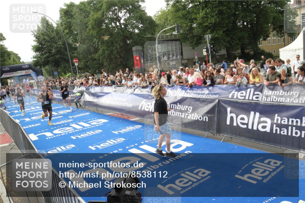 29.06.2025 - hella hamburg halbmarathon Michael Strokosch http://msf.ph/oto/8538112 29.06.2025 10:34:56 Ziel  meine-sportfotos.de