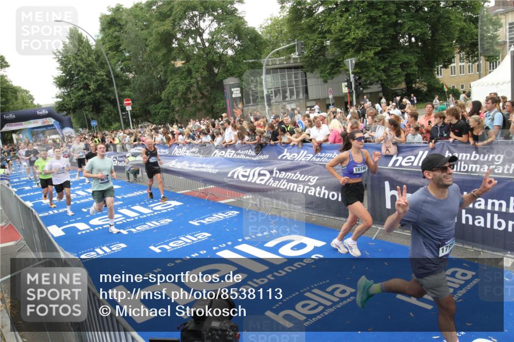 29.06.2025 - hella hamburg halbmarathon Michael Strokosch http://msf.ph/oto/8538113 29.06.2025 10:52:31 Ziel  meine-sportfotos.de