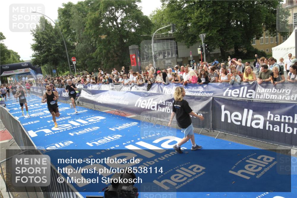 29.06.2025 - hella hamburg halbmarathon Michael Strokosch http://msf.ph/oto/8538114 29.06.2025 10:34:56 Ziel  meine-sportfotos.de