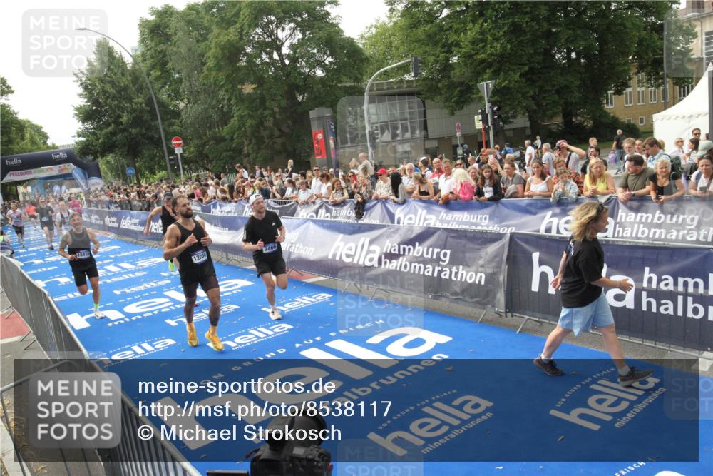 29.06.2025 - hella hamburg halbmarathon Michael Strokosch http://msf.ph/oto/8538117 29.06.2025 10:34:57 Ziel  meine-sportfotos.de