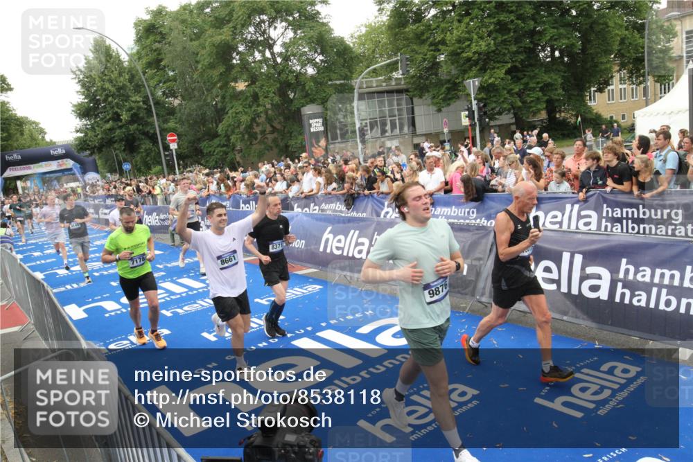 29.06.2025 - hella hamburg halbmarathon Michael Strokosch http://msf.ph/oto/8538118 29.06.2025 10:52:33 Ziel  meine-sportfotos.de