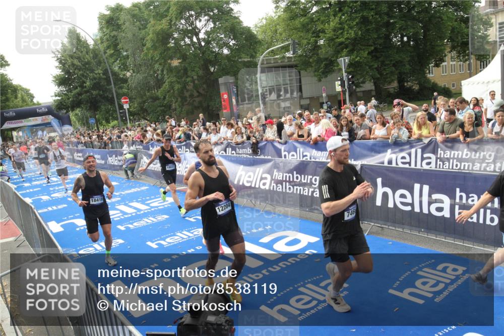 29.06.2025 - hella hamburg halbmarathon Michael Strokosch http://msf.ph/oto/8538119 29.06.2025 10:34:58 Ziel  meine-sportfotos.de