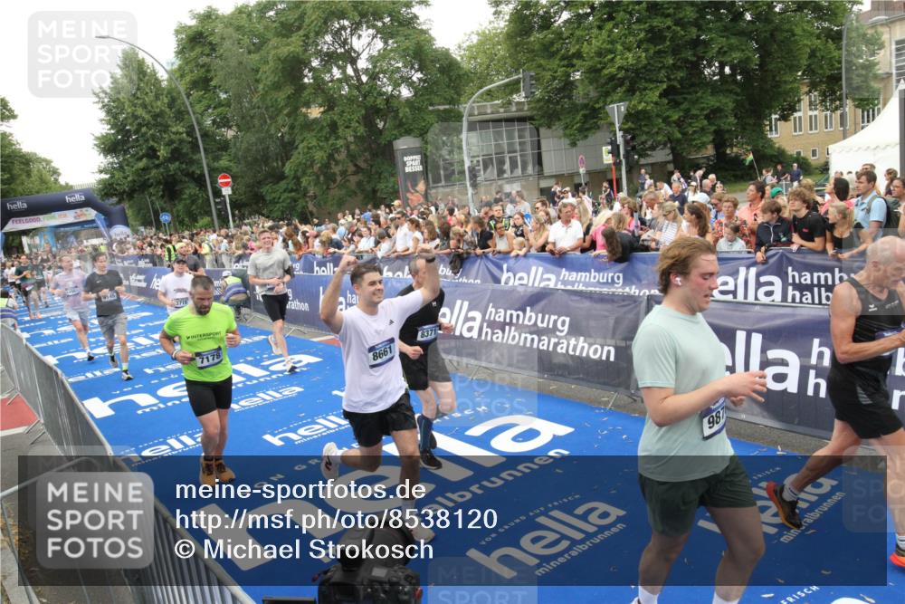 29.06.2025 - hella hamburg halbmarathon Michael Strokosch http://msf.ph/oto/8538120 29.06.2025 10:52:33 Ziel  meine-sportfotos.de
