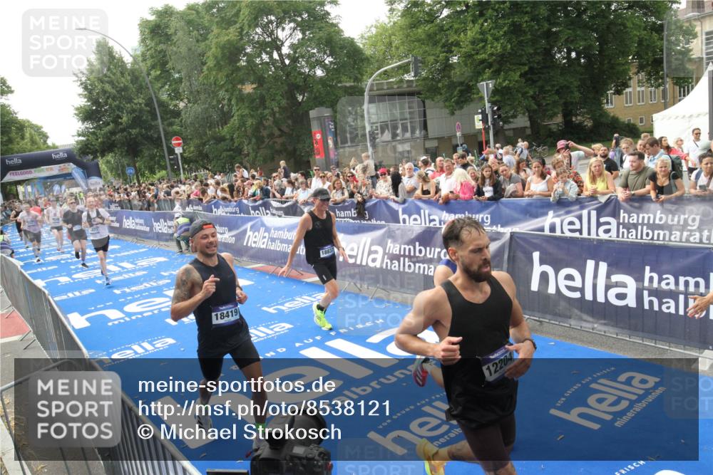29.06.2025 - hella hamburg halbmarathon Michael Strokosch http://msf.ph/oto/8538121 29.06.2025 10:34:58 Ziel  meine-sportfotos.de