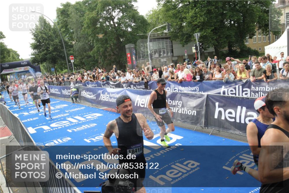 29.06.2025 - hella hamburg halbmarathon Michael Strokosch http://msf.ph/oto/8538122 29.06.2025 10:34:59 Ziel  meine-sportfotos.de
