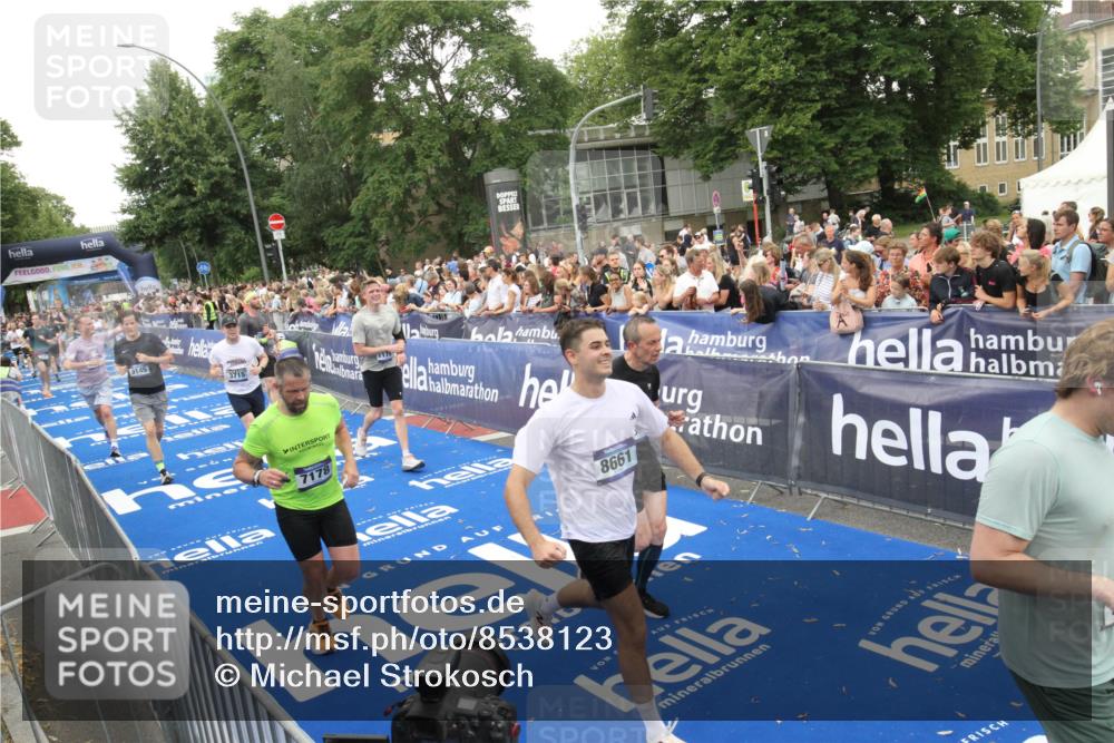 29.06.2025 - hella hamburg halbmarathon Michael Strokosch http://msf.ph/oto/8538123 29.06.2025 10:52:34 Ziel  meine-sportfotos.de