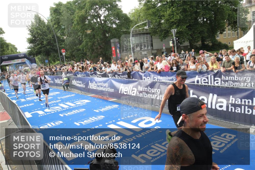 29.06.2025 - hella hamburg halbmarathon Michael Strokosch http://msf.ph/oto/8538124 29.06.2025 10:34:59 Ziel  meine-sportfotos.de