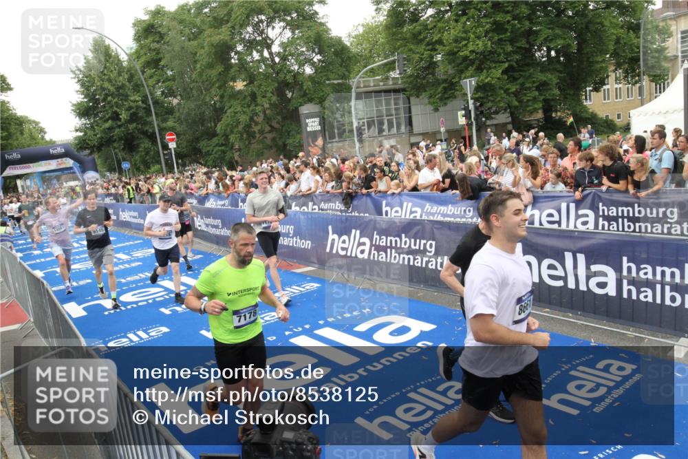 29.06.2025 - hella hamburg halbmarathon Michael Strokosch http://msf.ph/oto/8538125 29.06.2025 10:52:34 Ziel  meine-sportfotos.de
