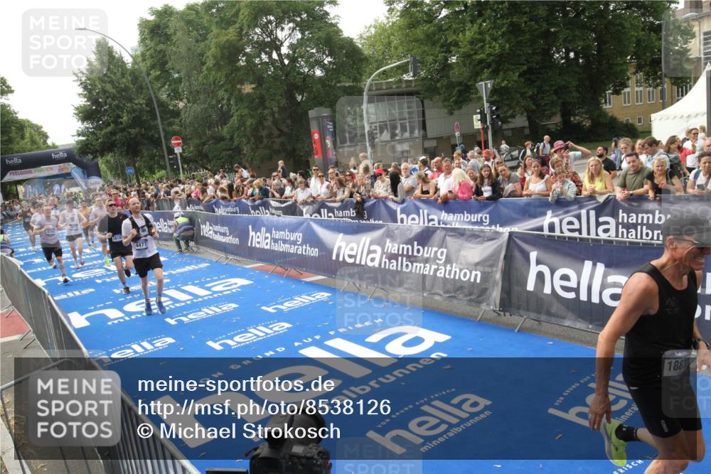 29.06.2025 - hella hamburg halbmarathon Michael Strokosch http://msf.ph/oto/8538126 29.06.2025 10:34:59 Ziel  meine-sportfotos.de