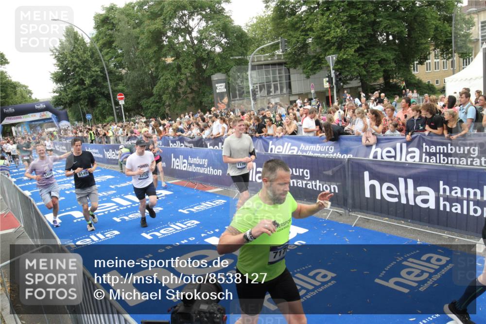 29.06.2025 - hella hamburg halbmarathon Michael Strokosch http://msf.ph/oto/8538127 29.06.2025 10:52:35 Ziel  meine-sportfotos.de
