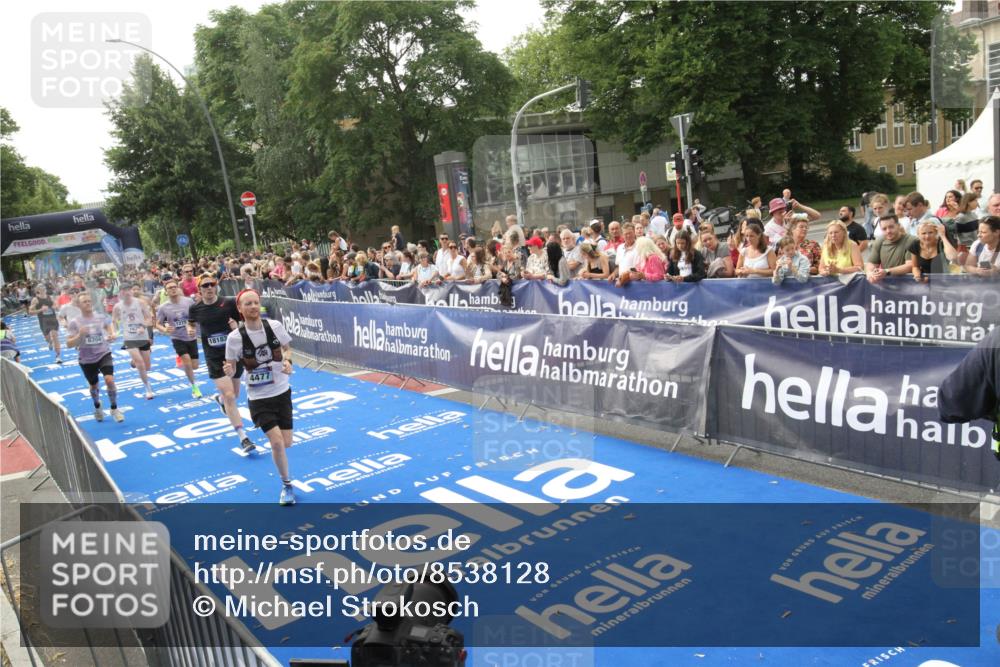 29.06.2025 - hella hamburg halbmarathon Michael Strokosch http://msf.ph/oto/8538128 29.06.2025 10:35:00 Ziel  meine-sportfotos.de