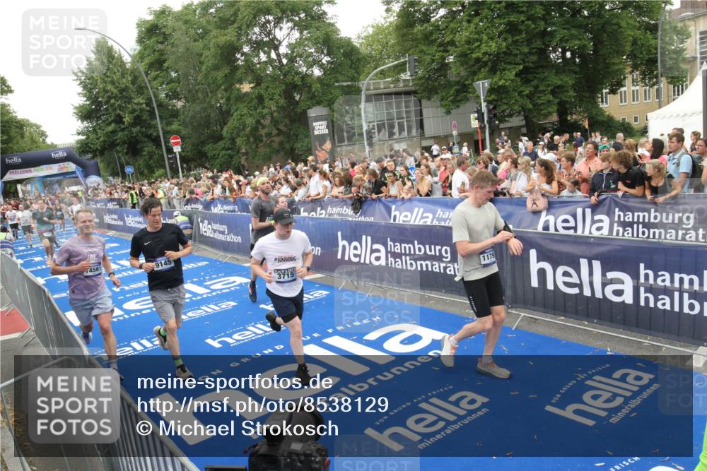 29.06.2025 - hella hamburg halbmarathon Michael Strokosch http://msf.ph/oto/8538129 29.06.2025 10:52:35 Ziel  meine-sportfotos.de