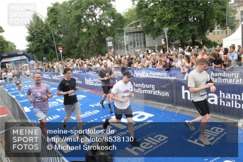 29.06.2025 - hella hamburg halbmarathon Michael Strokosch http://msf.ph/oto/8538130 29.06.2025 10:52:35 Ziel  meine-sportfotos.de
