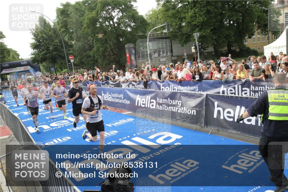 29.06.2025 - hella hamburg halbmarathon Michael Strokosch http://msf.ph/oto/8538131 29.06.2025 10:35:00 Ziel  meine-sportfotos.de