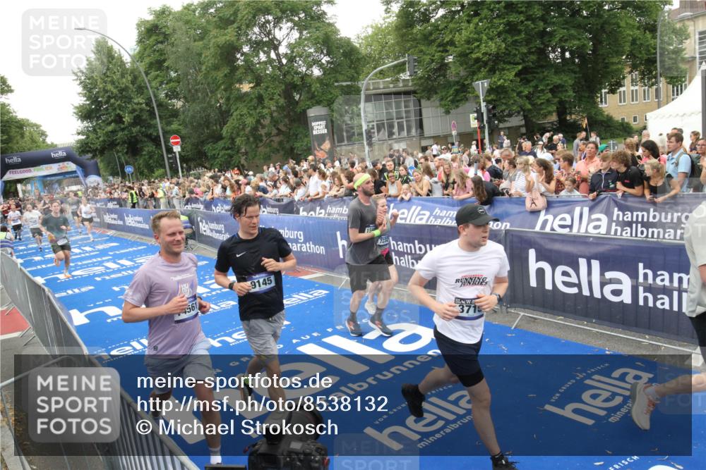 29.06.2025 - hella hamburg halbmarathon Michael Strokosch http://msf.ph/oto/8538132 29.06.2025 10:52:36 Ziel  meine-sportfotos.de
