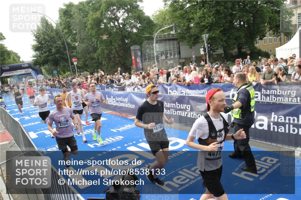 29.06.2025 - hella hamburg halbmarathon Michael Strokosch http://msf.ph/oto/8538133 29.06.2025 10:35:01 Ziel  meine-sportfotos.de