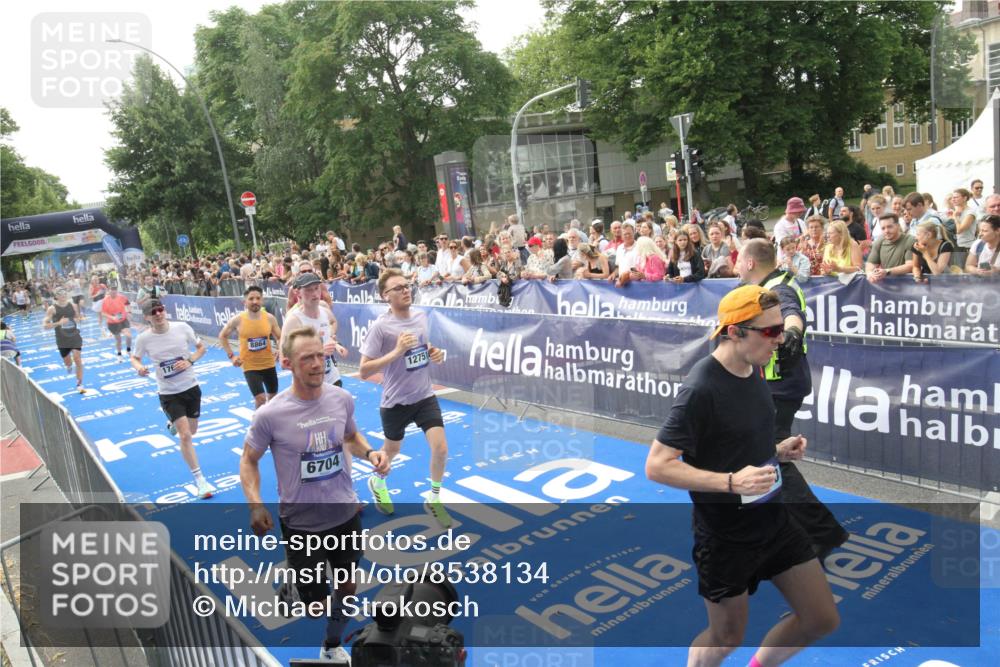 29.06.2025 - hella hamburg halbmarathon Michael Strokosch http://msf.ph/oto/8538134 29.06.2025 10:35:01 Ziel  meine-sportfotos.de