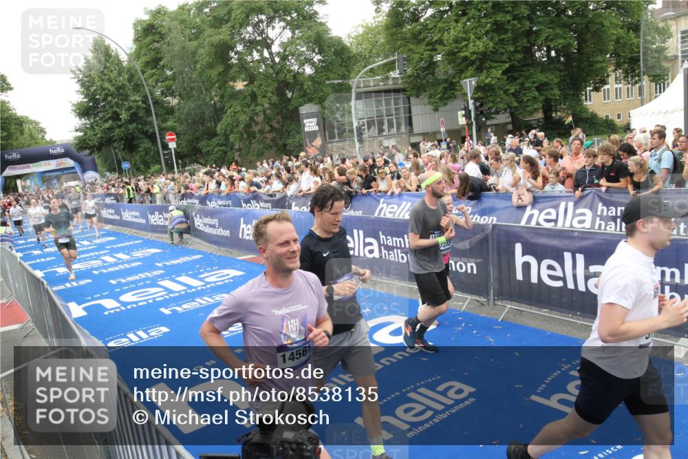 29.06.2025 - hella hamburg halbmarathon Michael Strokosch http://msf.ph/oto/8538135 29.06.2025 10:52:36 Ziel  meine-sportfotos.de
