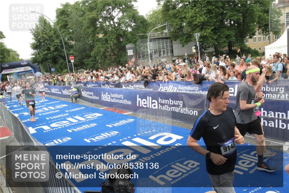 29.06.2025 - hella hamburg halbmarathon Michael Strokosch http://msf.ph/oto/8538136 29.06.2025 10:52:37 Ziel  meine-sportfotos.de