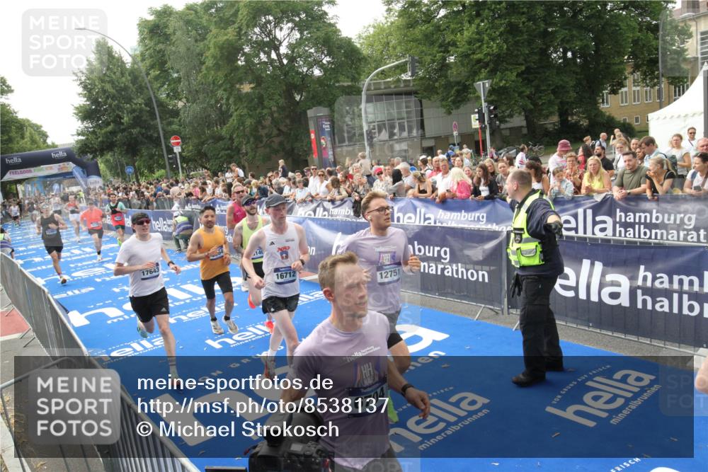 29.06.2025 - hella hamburg halbmarathon Michael Strokosch http://msf.ph/oto/8538137 29.06.2025 10:35:02 Ziel  meine-sportfotos.de