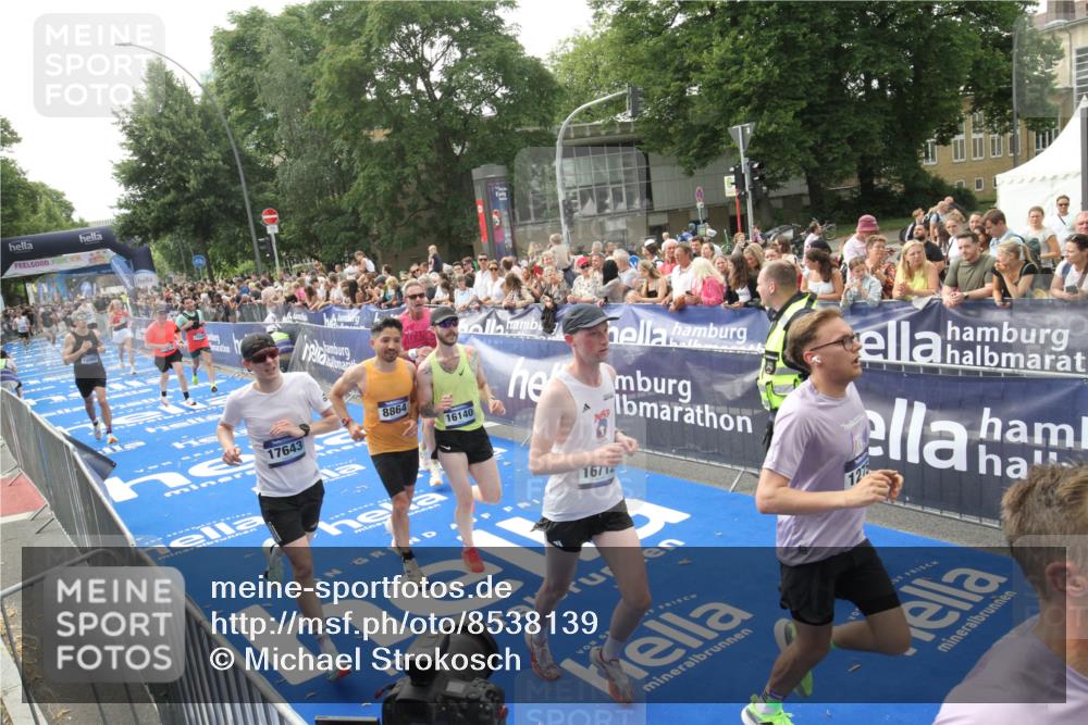 29.06.2025 - hella hamburg halbmarathon Michael Strokosch http://msf.ph/oto/8538139 29.06.2025 10:35:02 Ziel  meine-sportfotos.de