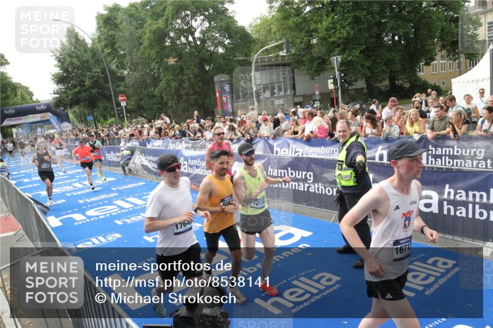 29.06.2025 - hella hamburg halbmarathon Michael Strokosch http://msf.ph/oto/8538141 29.06.2025 10:35:02 Ziel  meine-sportfotos.de