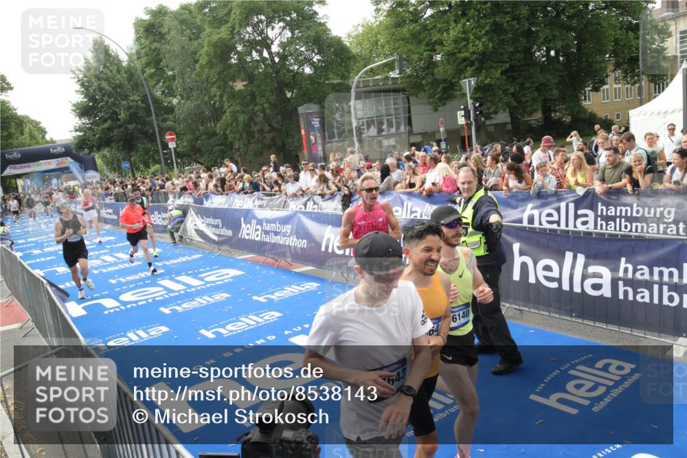 29.06.2025 - hella hamburg halbmarathon Michael Strokosch http://msf.ph/oto/8538143 29.06.2025 10:35:03 Ziel  meine-sportfotos.de