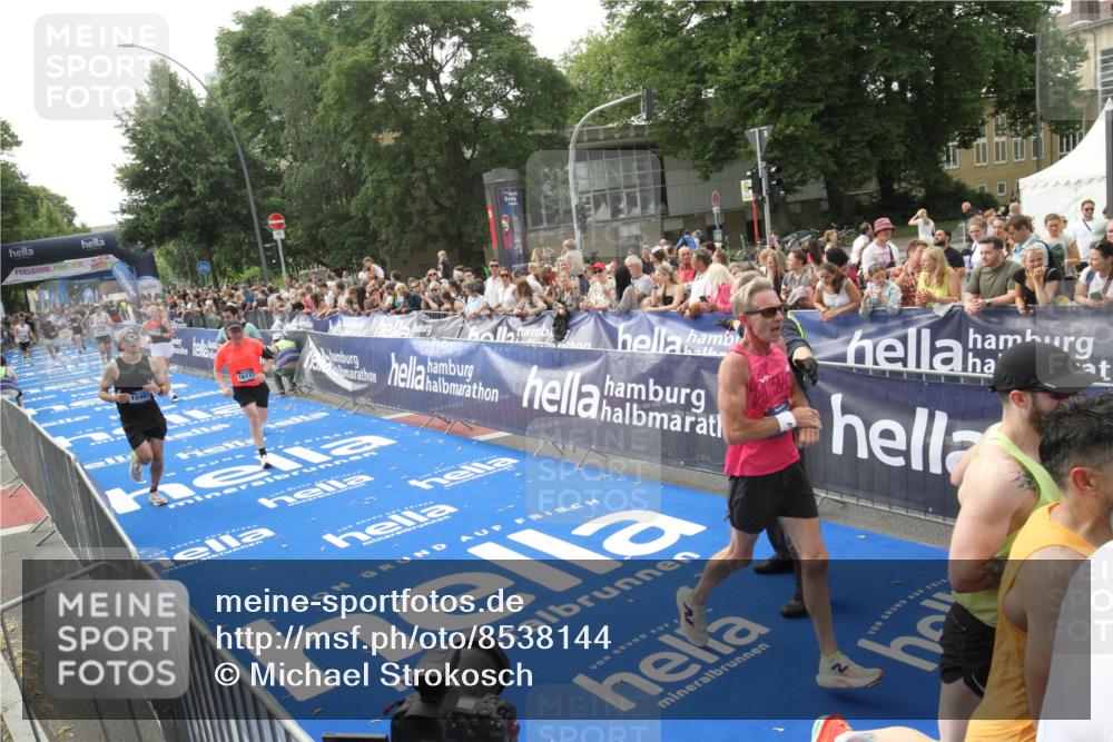 29.06.2025 - hella hamburg halbmarathon Michael Strokosch http://msf.ph/oto/8538144 29.06.2025 10:35:03 Ziel  meine-sportfotos.de