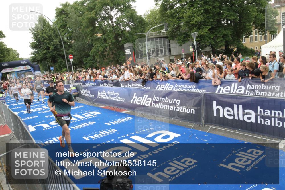 29.06.2025 - hella hamburg halbmarathon Michael Strokosch http://msf.ph/oto/8538145 29.06.2025 10:52:38 Ziel  meine-sportfotos.de