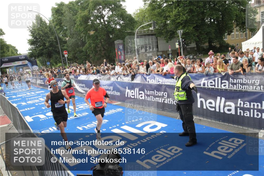 29.06.2025 - hella hamburg halbmarathon Michael Strokosch http://msf.ph/oto/8538146 29.06.2025 10:35:04 Ziel  meine-sportfotos.de