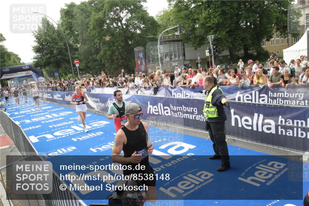 29.06.2025 - hella hamburg halbmarathon Michael Strokosch http://msf.ph/oto/8538148 29.06.2025 10:35:05 Ziel  meine-sportfotos.de