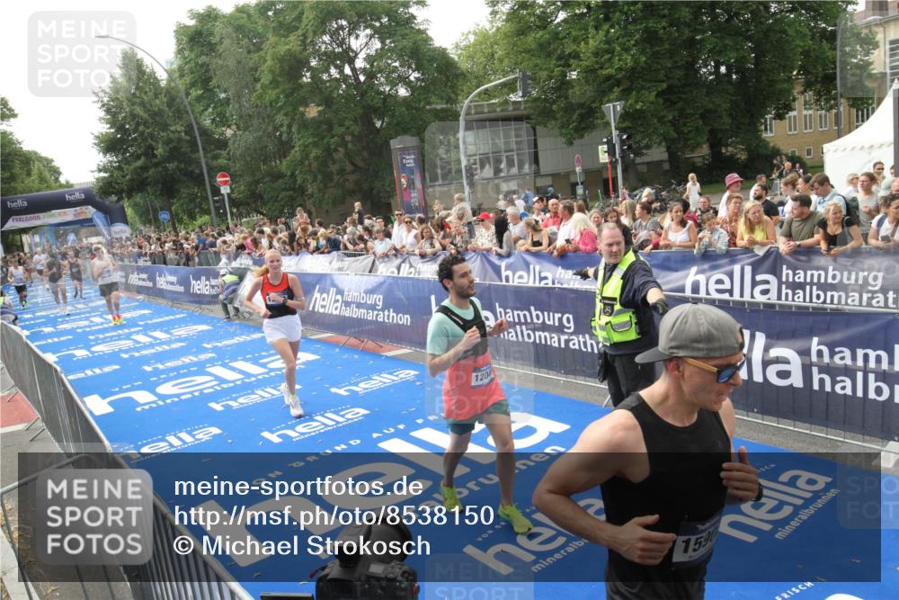 29.06.2025 - hella hamburg halbmarathon Michael Strokosch http://msf.ph/oto/8538150 29.06.2025 10:35:06 Ziel  meine-sportfotos.de