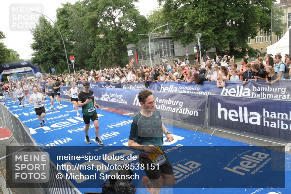 29.06.2025 - hella hamburg halbmarathon Michael Strokosch http://msf.ph/oto/8538151 29.06.2025 10:52:39 Ziel  meine-sportfotos.de