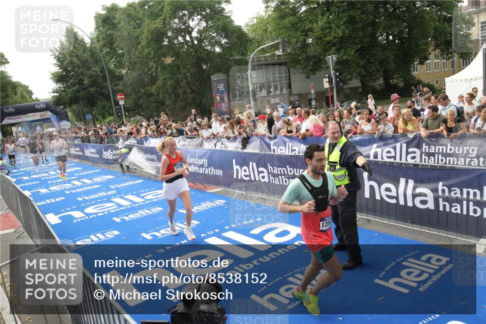 29.06.2025 - hella hamburg halbmarathon Michael Strokosch http://msf.ph/oto/8538152 29.06.2025 10:35:06 Ziel  meine-sportfotos.de