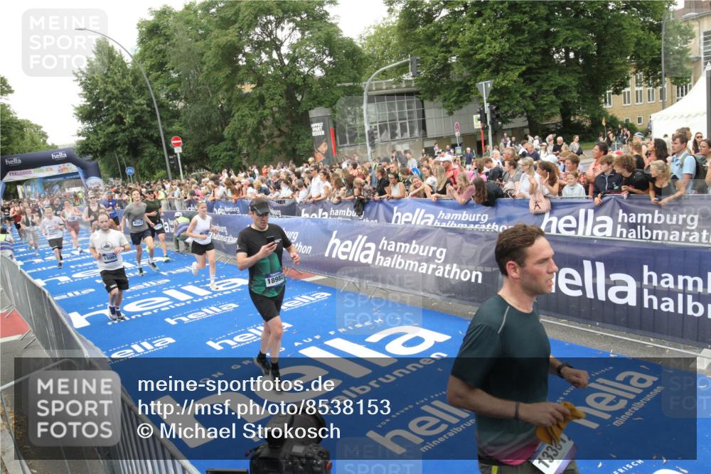 29.06.2025 - hella hamburg halbmarathon Michael Strokosch http://msf.ph/oto/8538153 29.06.2025 10:52:40 Ziel  meine-sportfotos.de
