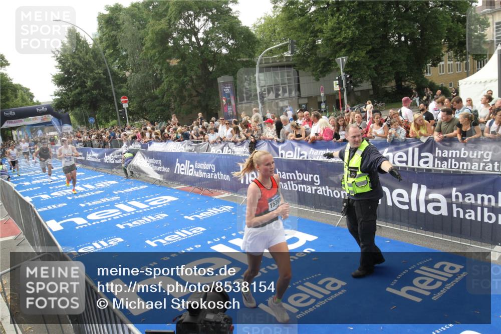 29.06.2025 - hella hamburg halbmarathon Michael Strokosch http://msf.ph/oto/8538154 29.06.2025 10:35:07 Ziel  meine-sportfotos.de