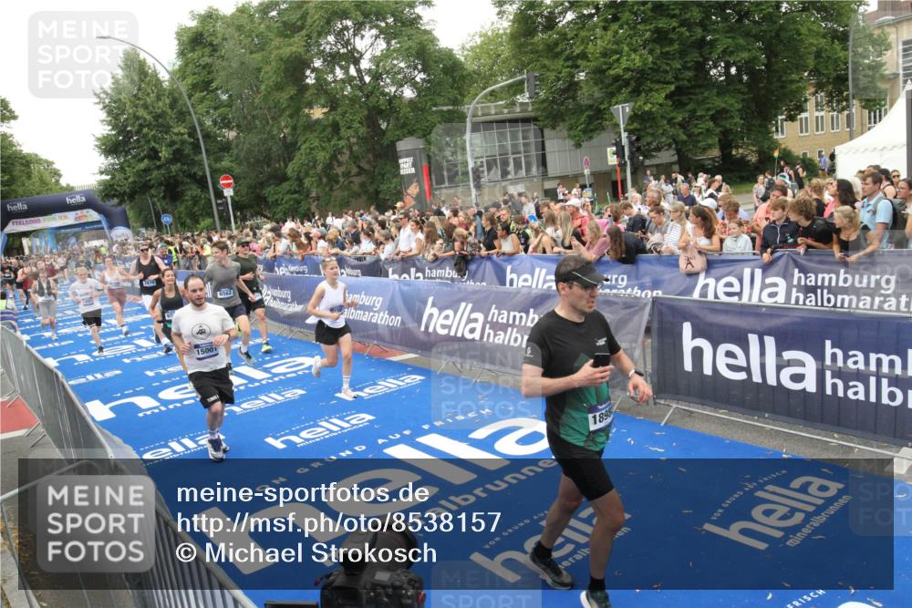 29.06.2025 - hella hamburg halbmarathon Michael Strokosch http://msf.ph/oto/8538157 29.06.2025 10:52:40 Ziel  meine-sportfotos.de