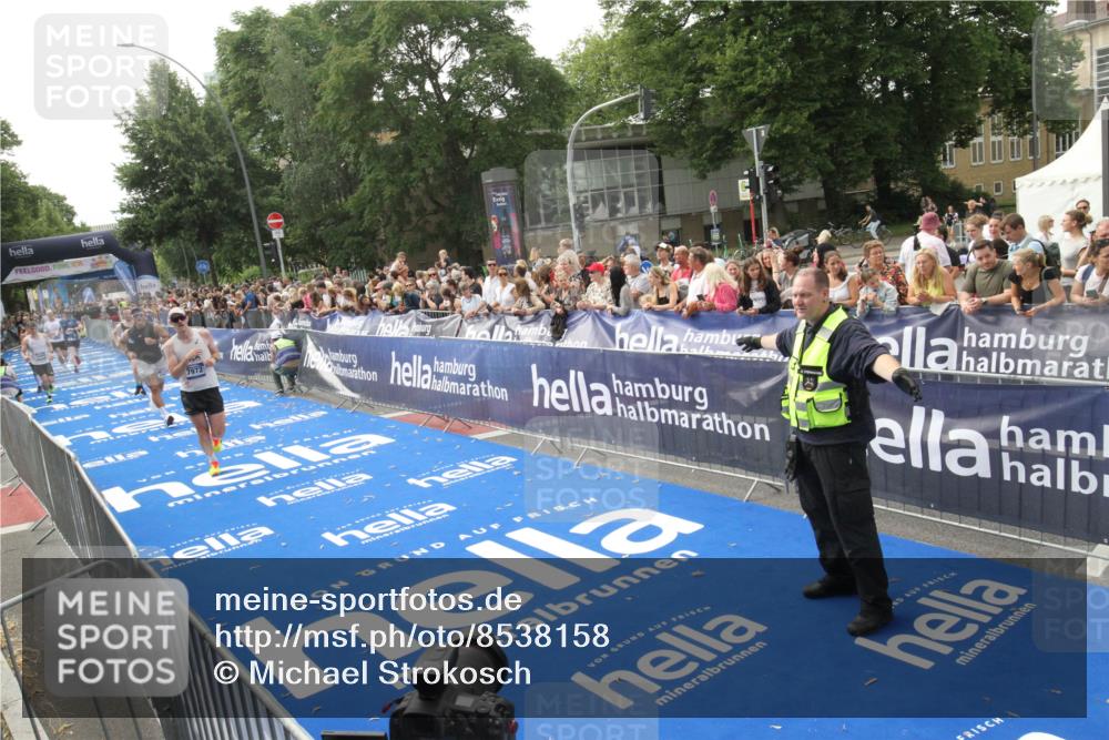 29.06.2025 - hella hamburg halbmarathon Michael Strokosch http://msf.ph/oto/8538158 29.06.2025 10:35:08 Ziel  meine-sportfotos.de